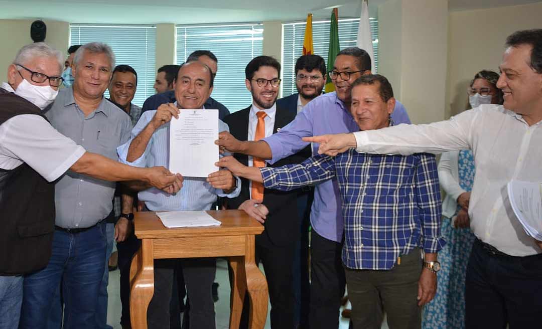 Em ato solene, Bocalom sanciona PL sobre aumento salarial de servidores municipais