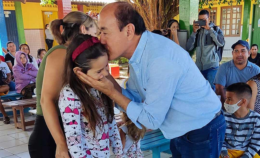 Pelo segundo dia consecutivo, Bocalom realiza entrega de tablets à alunos da rede pública municipal