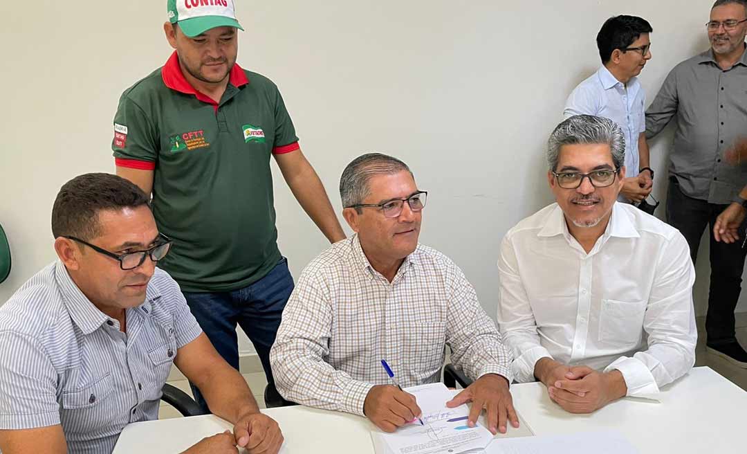 Emenda de 200 mil destinada por Edvaldo Magalhães vai ajudar na reforma dos sindicatos rurais de Marechal e Tarauacá; convênio foi assinado hoje