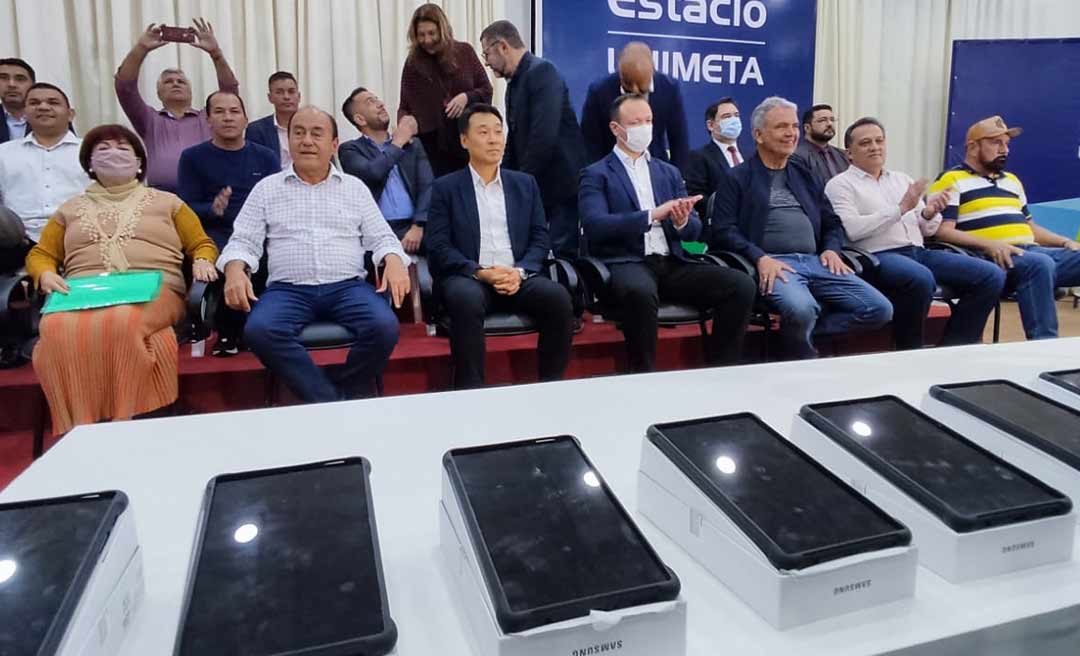 Em ato solene, Bocalom entrega tablets para alunos dos 4° e 5° anos do ensino fundamental do município