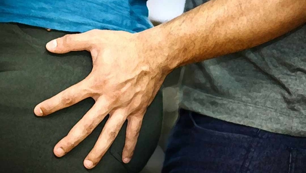 Jovem é preso após tocar nos seios e bumbum da colega de turma