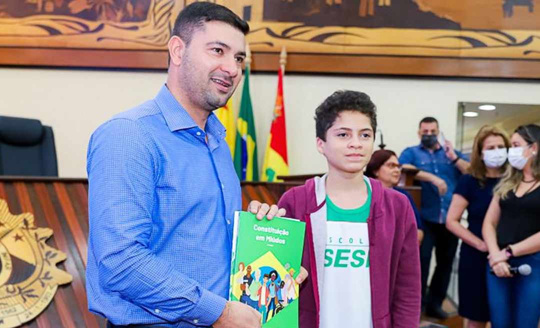 Alunos da Escola Sesi visitam Aleac e conhecem um pouco sobre a rotina do legislativo