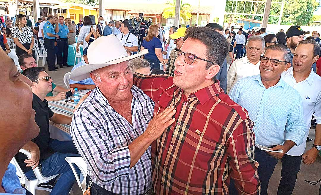 Pré-candidato a governador, Rei da Soja do Acre abraça e troca gargalhadas com Gladson no parque de exposições
