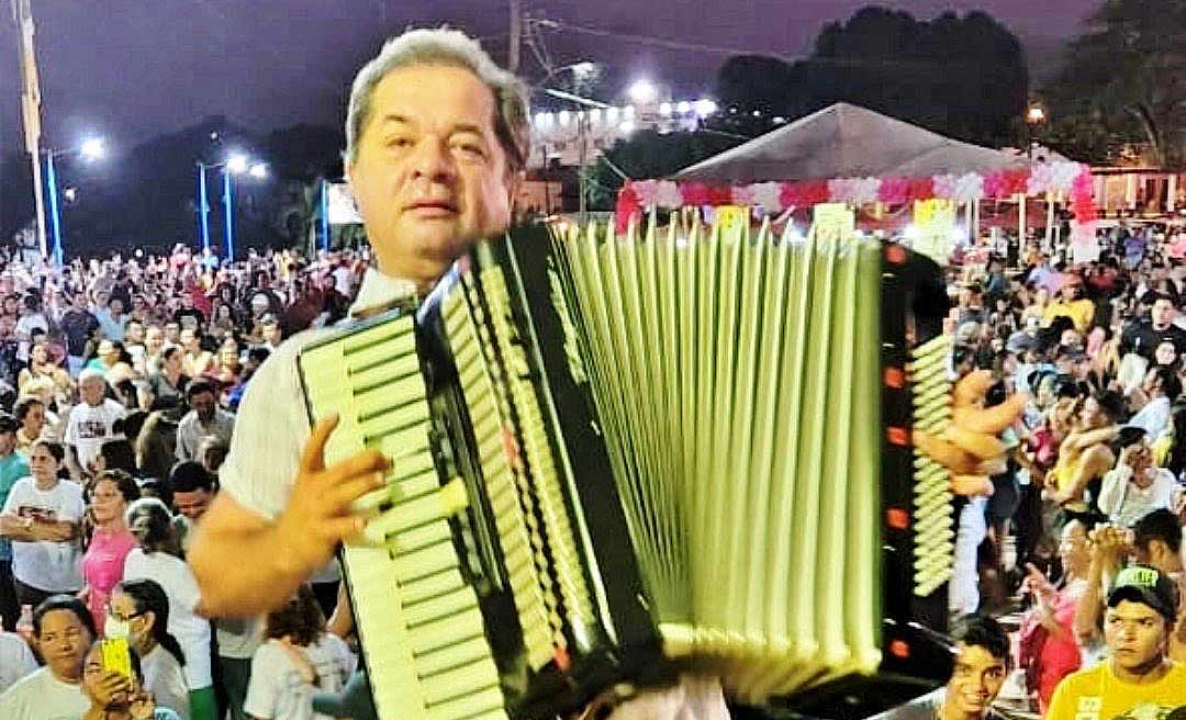 Deputado do Acre “arrocha” na sanfona em evento realizado em Feijó: “quase um Dominguinhos”, comentam