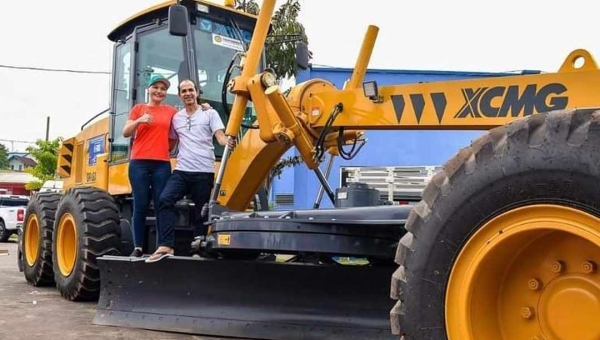 Jéssica Sales entrega veículos e máquinas para a Prefeitura de Cruzeiro de Sul