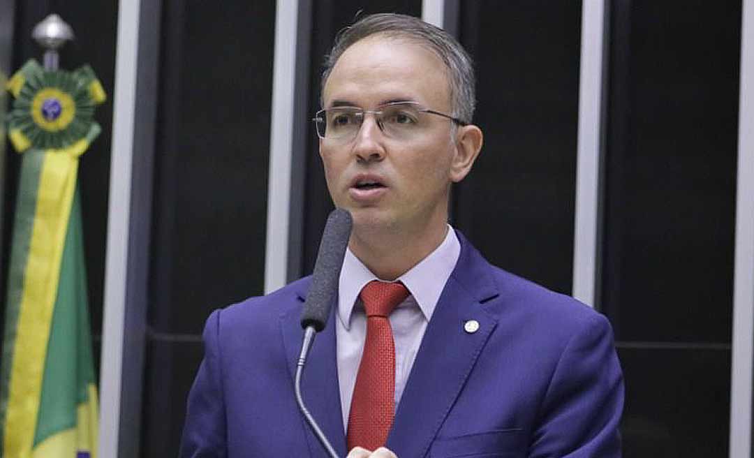 “Verdadeira tragédia se abate sobre nosso país”, diz Leo de Brito na Câmara Federal