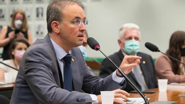 Leo de Brito questiona ministro da Educação sobre escândalos na pasta