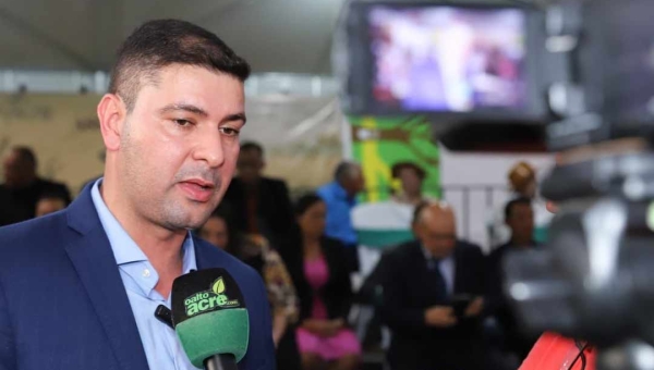 Presidente da ALEAC participa da entrega de obras nos 46 anos de Assis Brasil