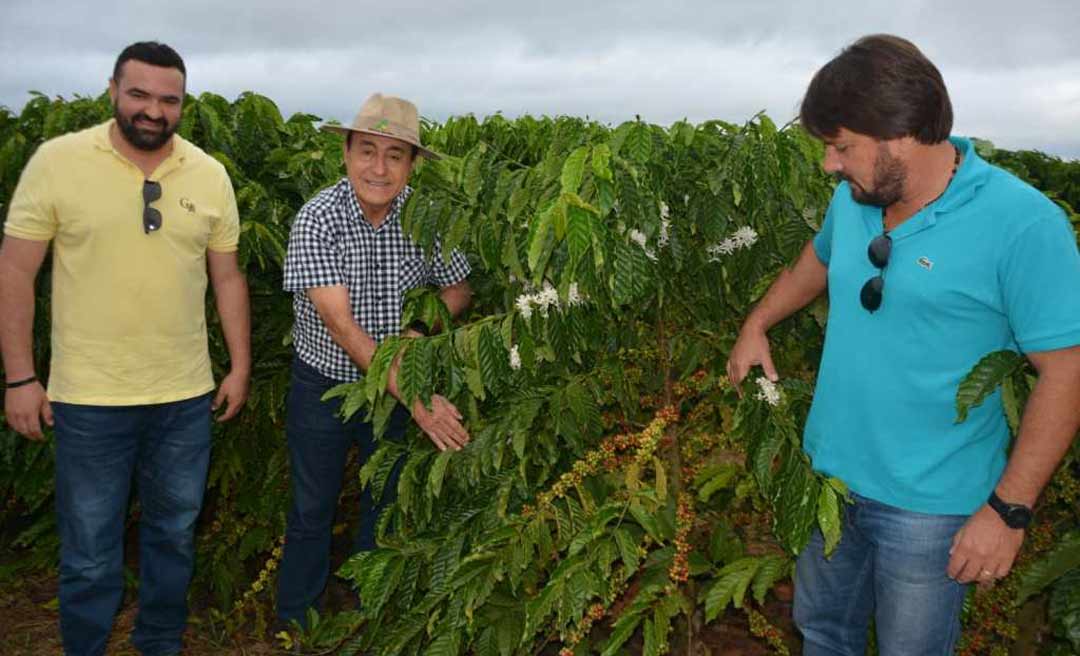 Em Acrelândia, Bocalom apresenta fazendas de café a empresário de Minas Gerais e fala trazer investidores