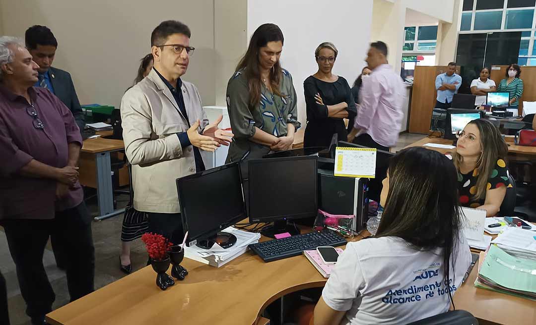 “Me coloquem nas orações de vocês”, pede Gladson em visita a servidores da Sesacre