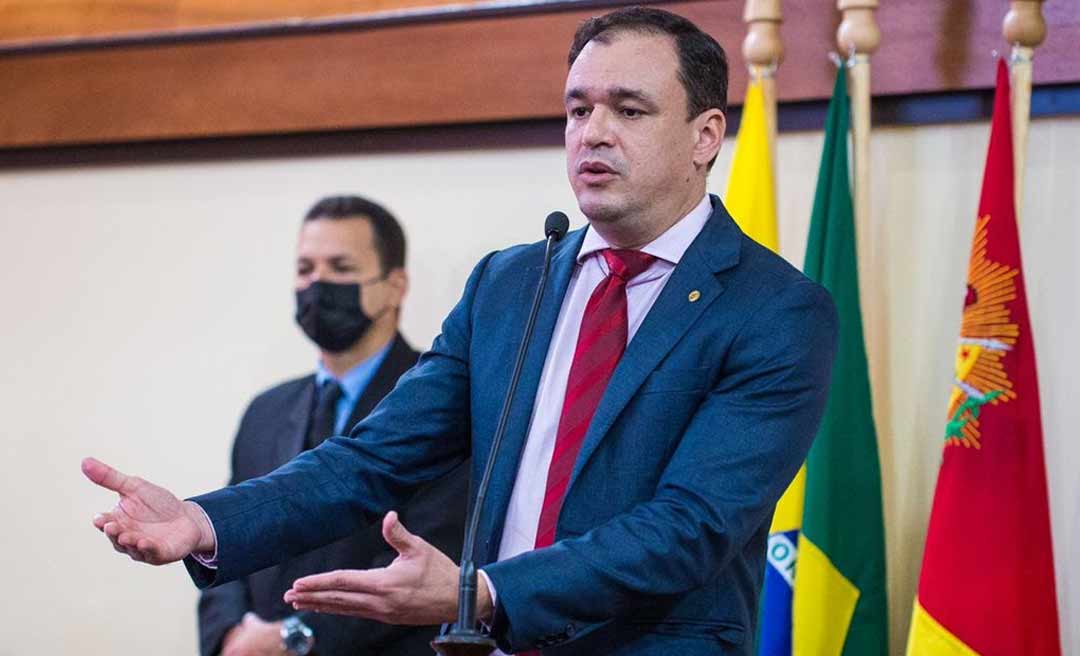 Zen cobra providências para os problemas nas escolas públicas e incêndio na Biblioteca da Floresta