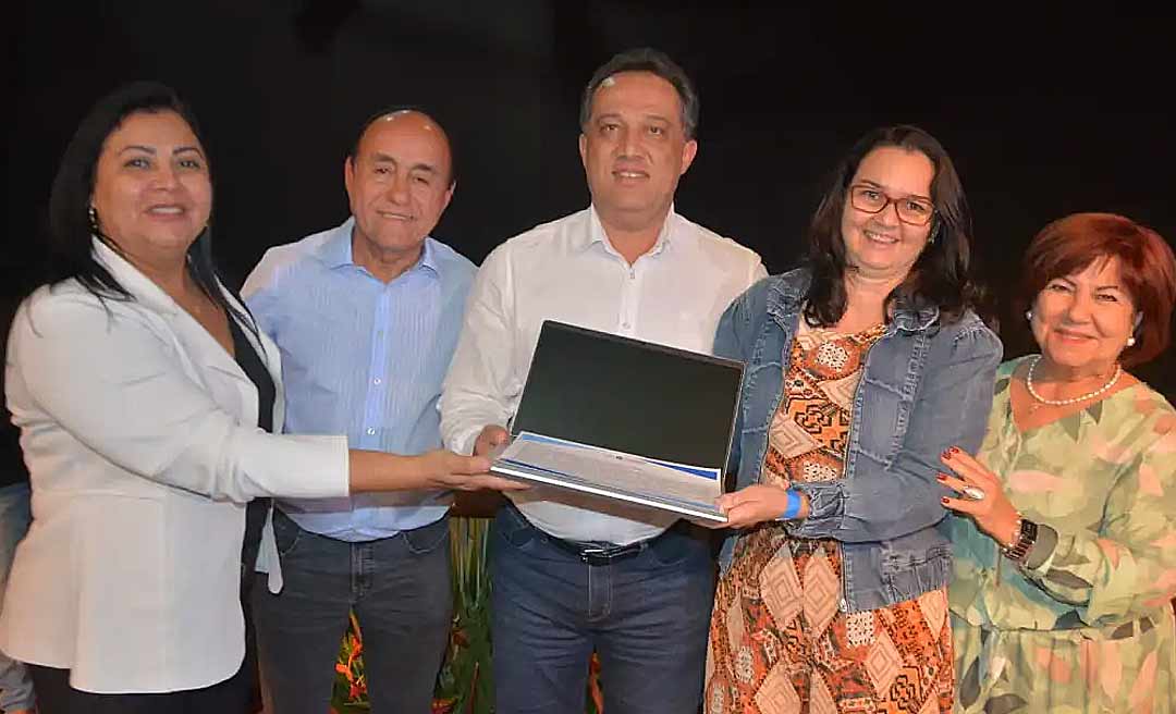 Bocalom entrega notebooks para professores a anuncia instalação de fibra ótica em escolas municipais