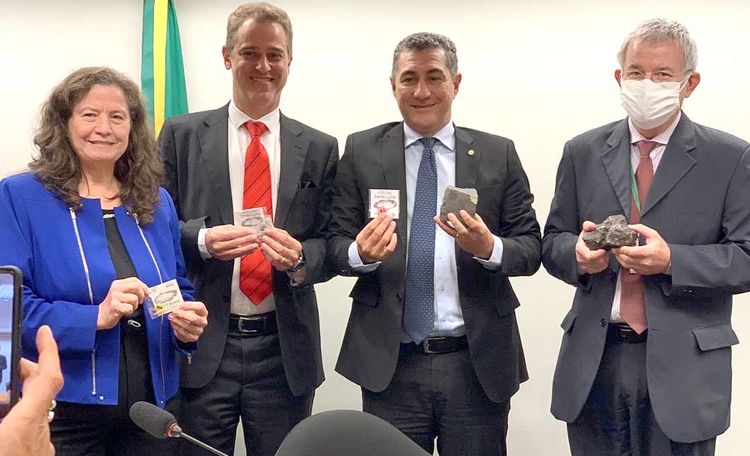 Jesus Sérgio ouve pesquisadores para definir legislação de exploração dos meteoritos que caem em solo brasileiro