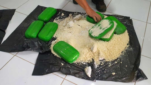 Polícia apreende cocaína que estava sendo transportada em um balde com farinha