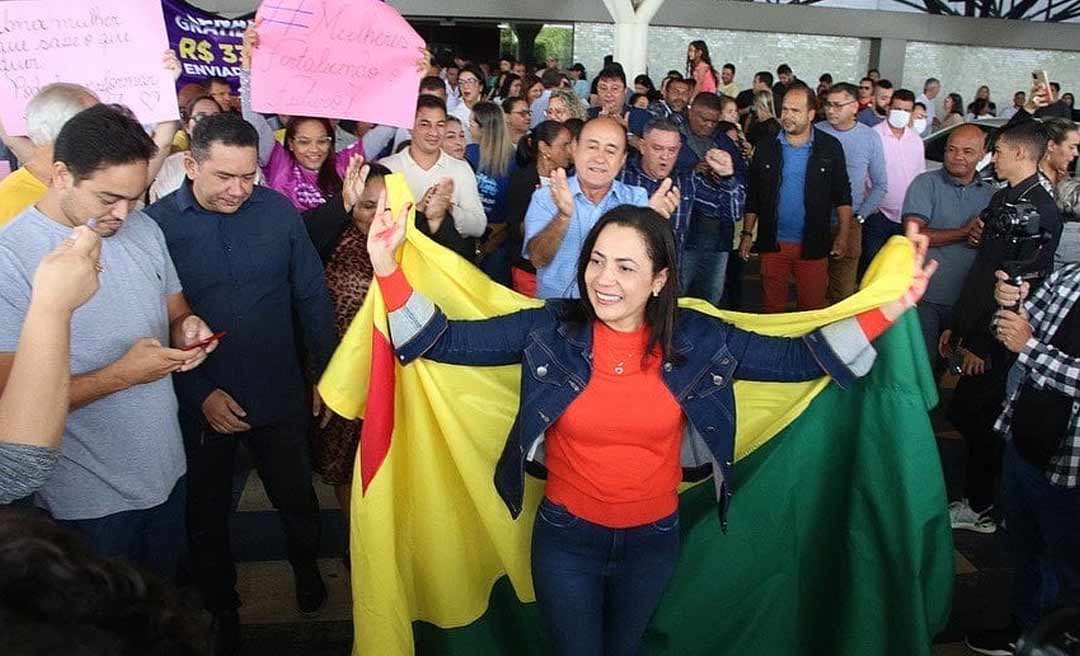 Após queda de braço com Cameli, Mailza é recebida no aeroporto por militantes