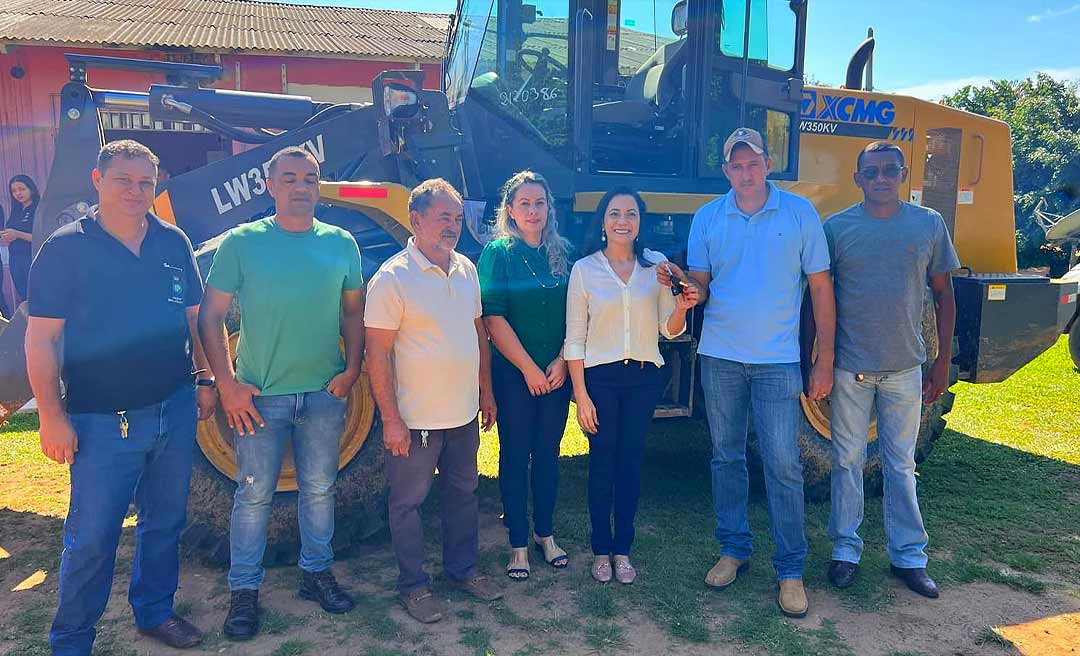 Bujari: senadora Mailza entrega pá carregadeira adquirida com emenda do seu mandato
