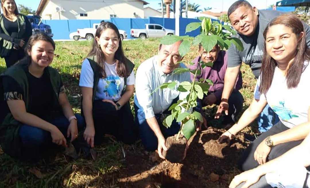 “O ser humano deve ser amigo do meio ambiente”, diz Bocalom durante plantio de mudas em Rio Branco
