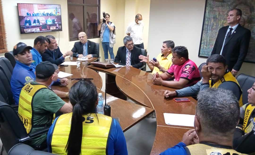 Deputados recebem mototaxistas e ânimos são acalmados com a garantia de que competência para discutir o assunto é da Câmara