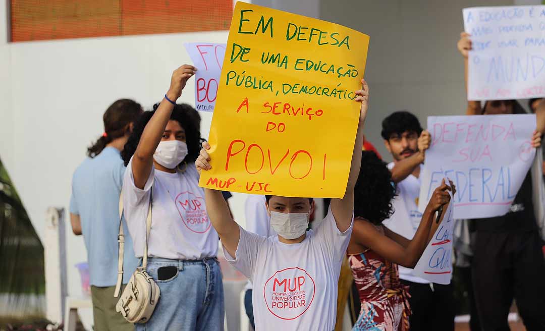 Estudantes da Ufac protestam contra PEC que visa privatizar as universidades públicas