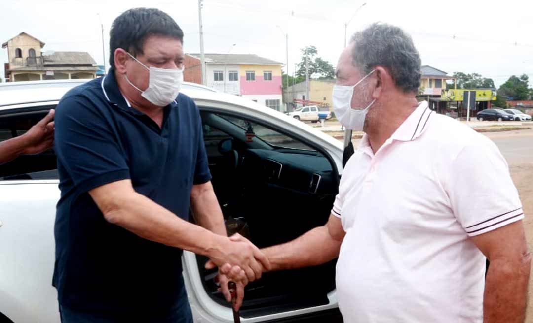 Flaviano entrega pá carregadeira à Prefeitura do Bujari e ajuda a fortalecer recuperação de ramais