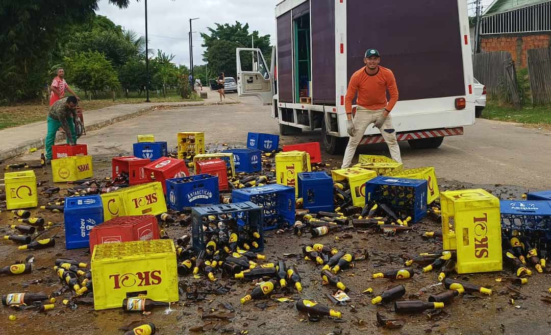 35 grades de cerveja Skol e Brahma caem de caminhão no Bairro da Base em Rio Branco