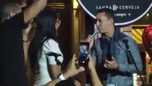 No RJ, em show do grupo Revelação, acreano sobe em palco e pede namorada em casamento