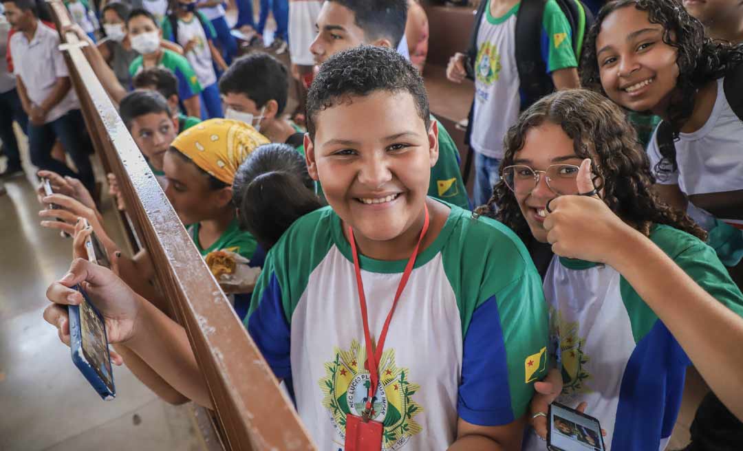 Governo entrega revitalização do Colégio Acreano e vouchers do fardamento escolar