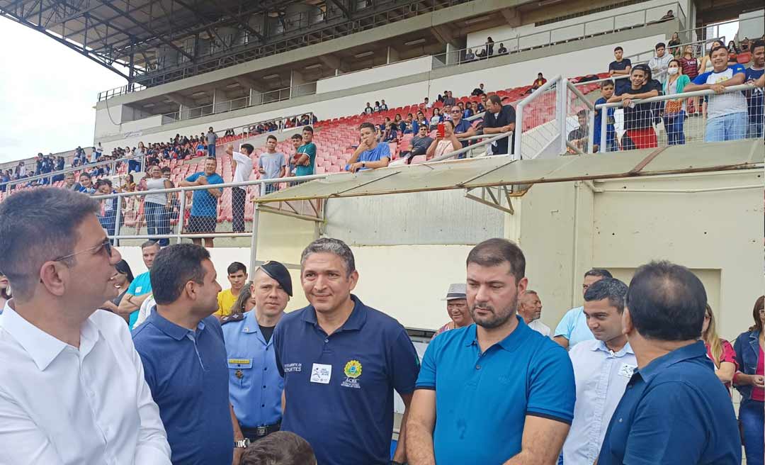 Alunos reclamam a Gladson de “bolacha e suco” e governador diz que cardápio vai melhorar