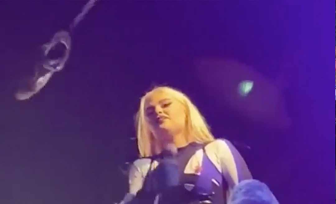 Cantora que fará apresentação no Acre em julho leva "sapatada" durante show em São Paulo