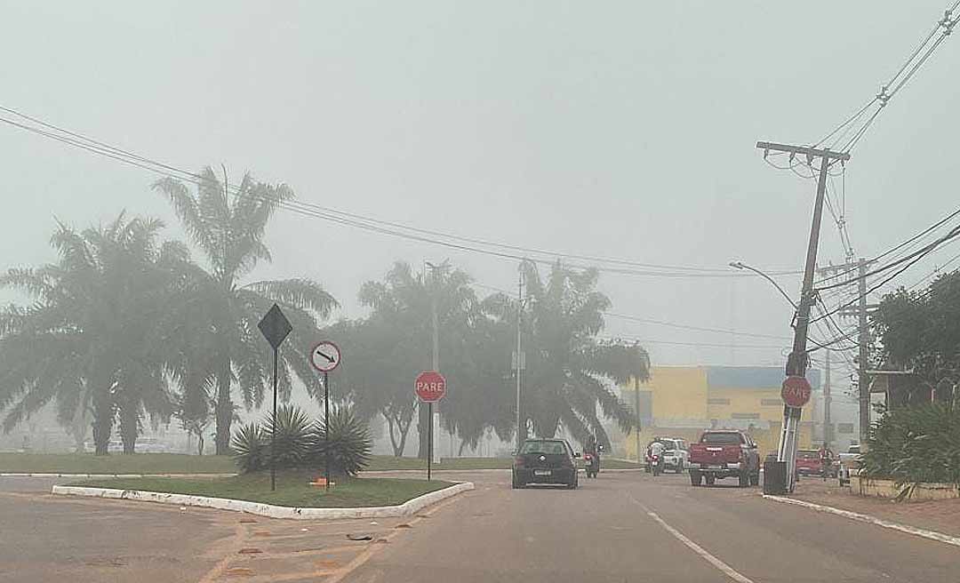 Forte neblina encobre a cidade de Rio Branco nesta segunda-feira