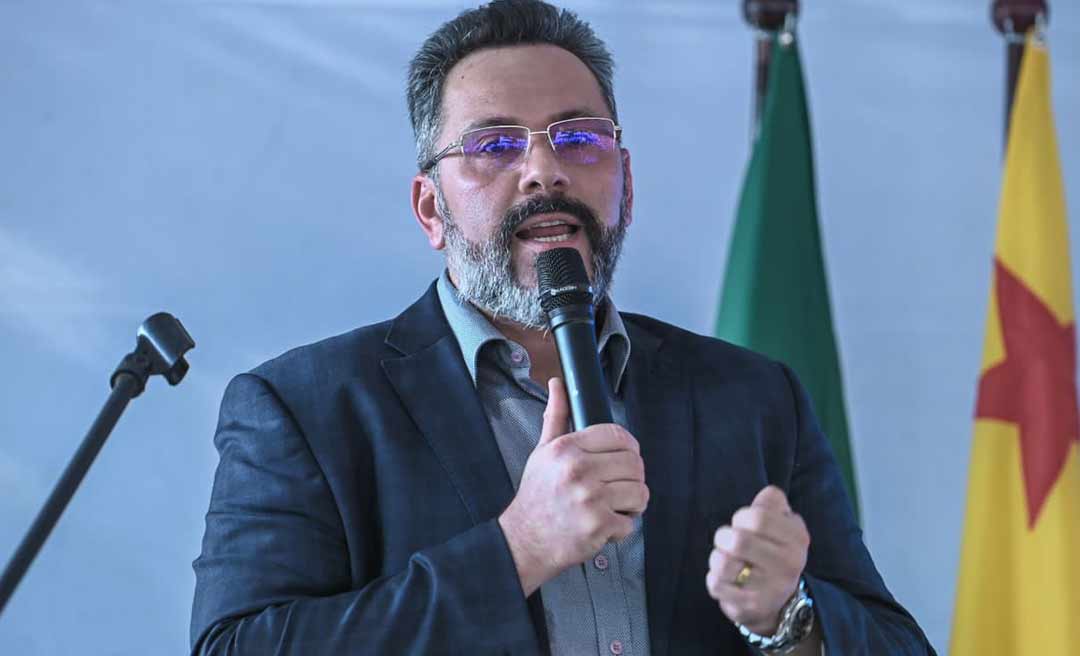 "Eu me solidarizo com a dor dessas mães" - diz Alan Rick em solenidade com a ministra Cristiane Britto marcada por protesto