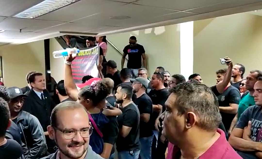 Aos gritos de "vergonha" e "janeleiros" Policiais Penais protestam pela aprovação de PEC nas comissões