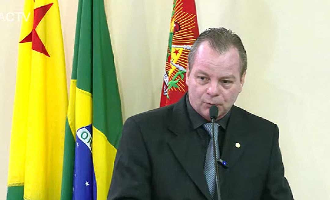 Pedro Longo cria emenda que destina computadores a mais de 500 profissionais de formação da SEE