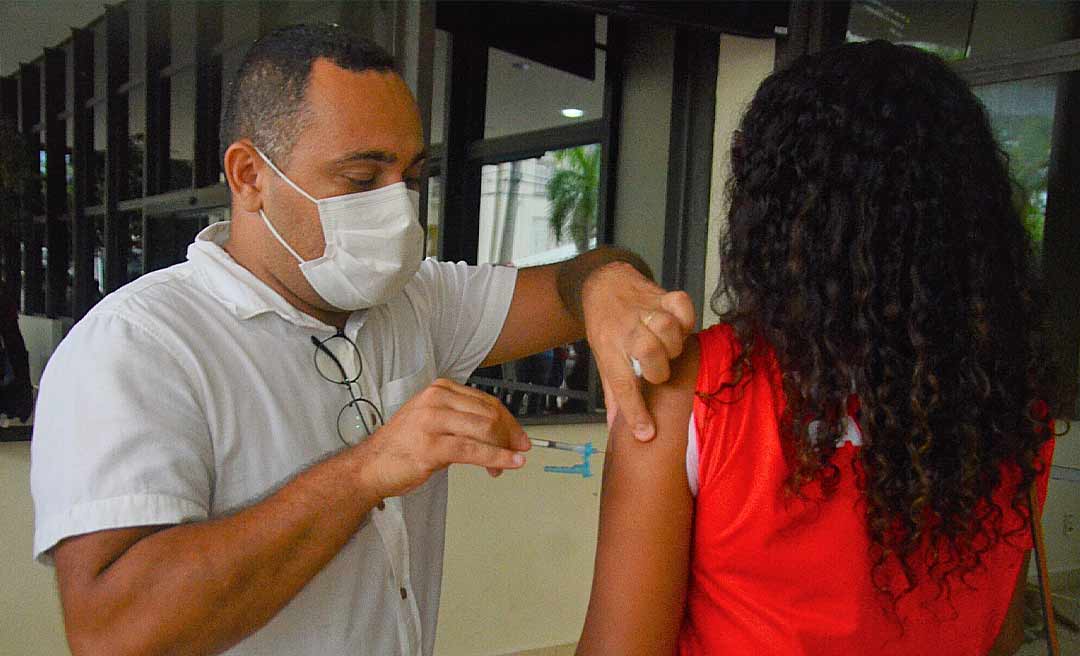 Acre aplica 4ª dose da vacina contra covid-19 em pessoas acima de 40 anos
