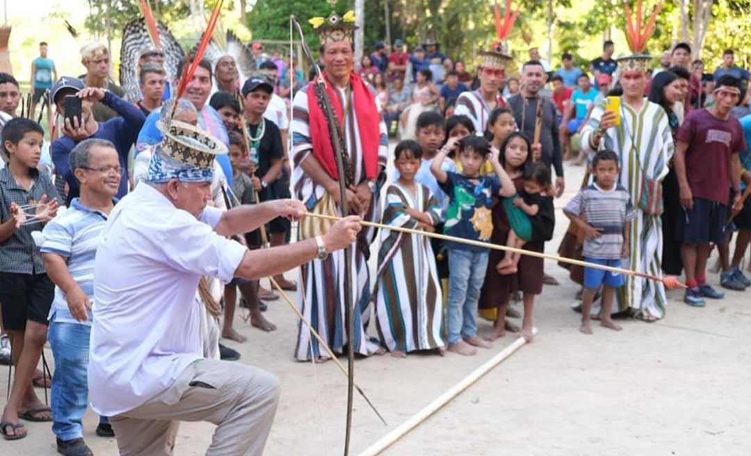 Com Montana Jack, Petecão visita aldeia em Thaumaturgo, pinta o rosto e brinca de queda de braço