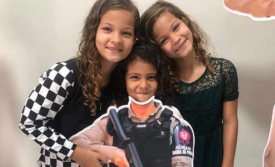 Policiais militares arrecadam dinheiro e fazem festinha de aniversário para gêmeas fãs da instituição