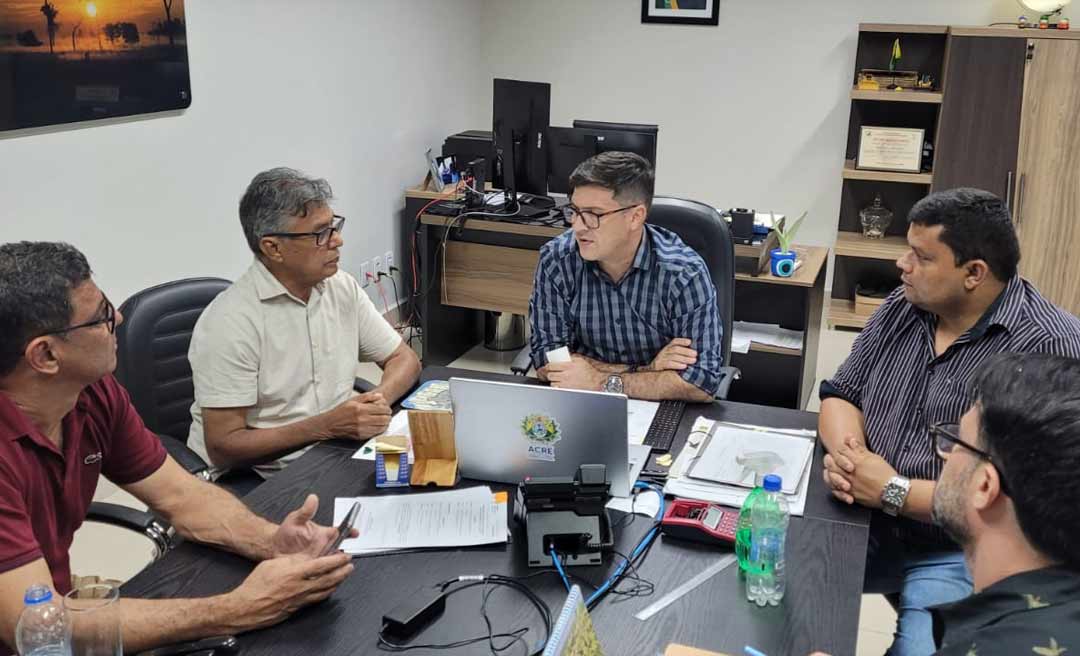 Deputado Antonio Pedro reúne-se com o secretário Cirleudo e pede asfaltamento em Xapuri e Capixaba
