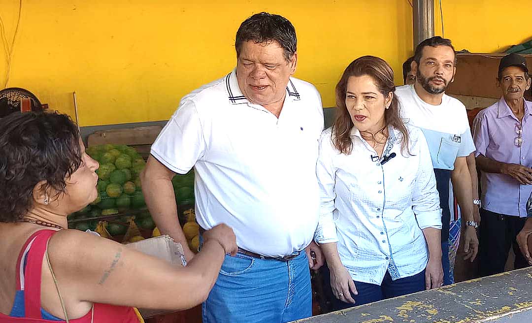 Acompanhada de pré-candidatos do MDB, Mara toma café no Elias Mansour e ouve produtores e feirantes