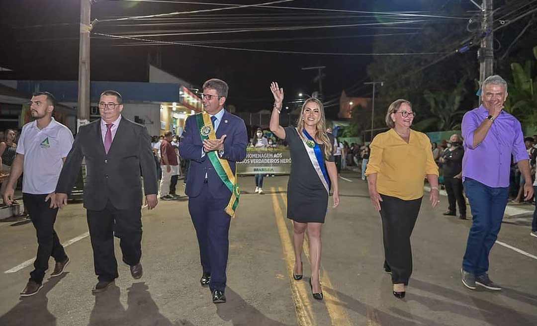 Adversários, Gladson e Petecão desfilam durante ato cívico do aniversário de Brasileia