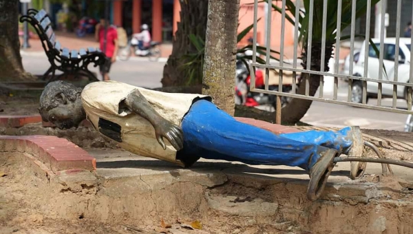 Derrubada de estátua de Chico Mendes em Rio Branco causa protesto de ativistas nas redes