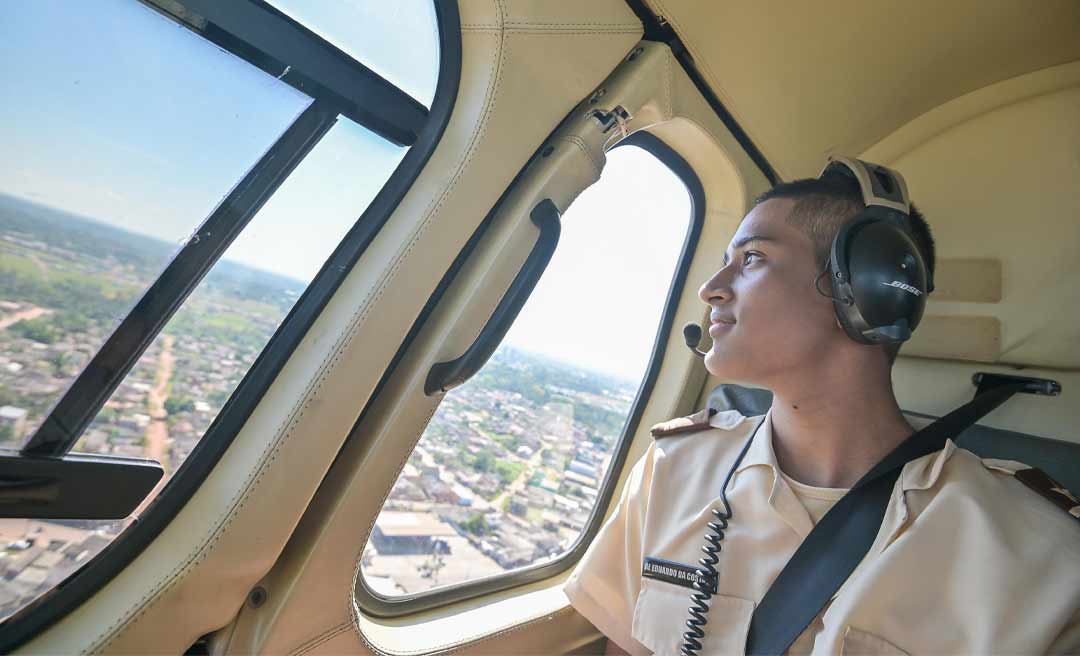 Estudante vencedor da melhor fotografia realiza sobrevoo na capital acreana