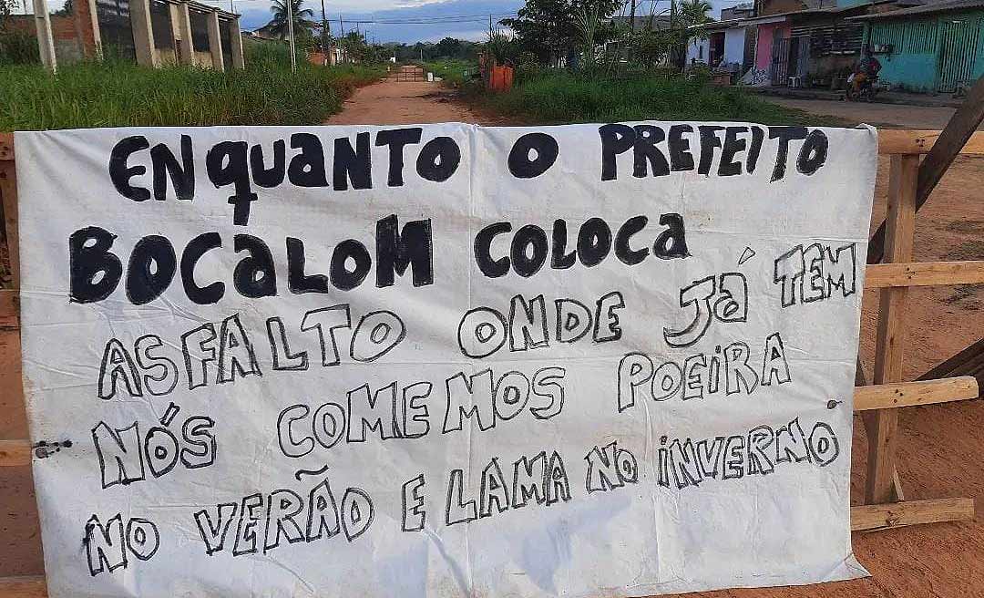 Moradores do Joafra fecham rua e colocam faixa com recado ao prefeito: “Enquanto Bocalom coloca asfalto onde já tem nós comemos poeira no verão e lama no inverno”