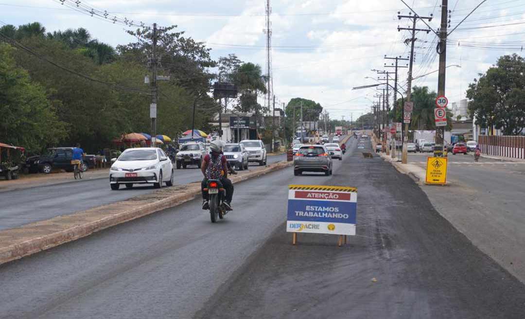 Deracre executa serviço de recapeamento asfáltico da AC-40 no trecho do Parque de Exposições, em Rio Branco