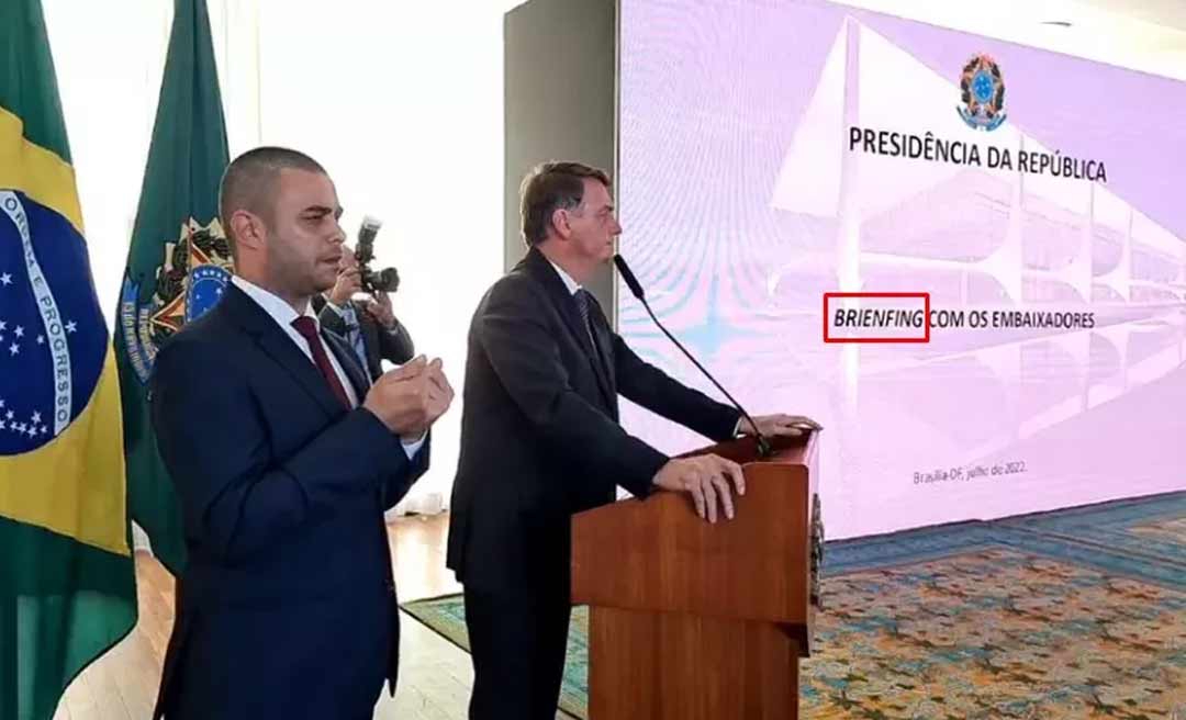 Apresentação de Bolsonaro a embaixadores tem erro ortográfico e viraliza nas redes sociais