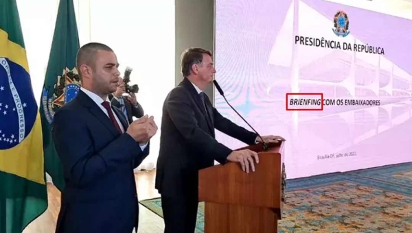 Apresentação de Bolsonaro a embaixadores tem erro ortográfico e viraliza nas redes sociais