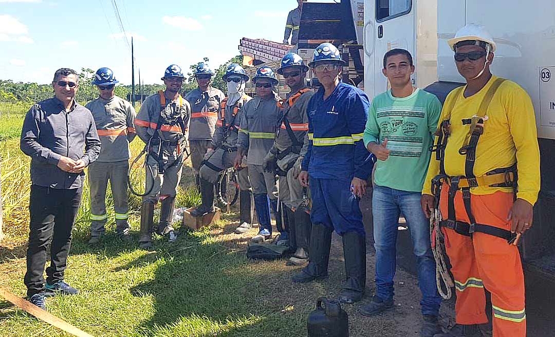 Jesus Sérgio informa à população de Tarauacá a instalação da iluminação pública no trecho próximo ao Ifac do município