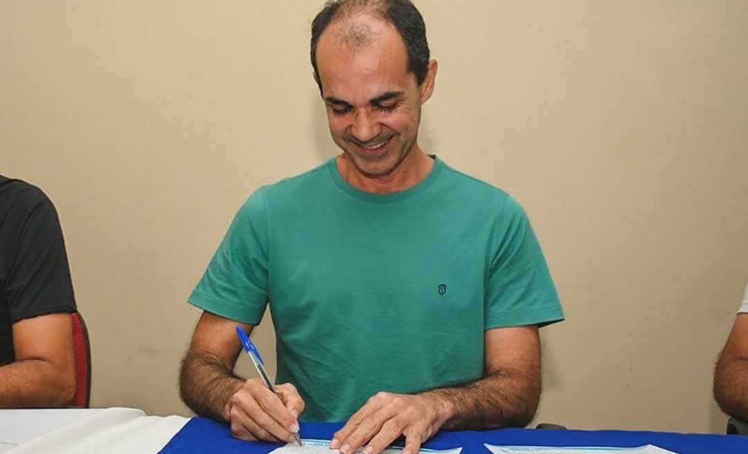 Prefeito Zequinha Lima assina convênio para retomada dos campeonatos municipais de futebol