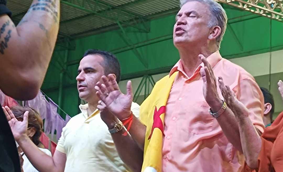 Pastor Luiz Gonzaga ora o Pai Nosso e abençoa Petecão durante convenção