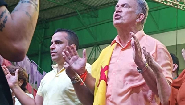 Pastor Luiz Gonzaga ora o Pai Nosso e abençoa Petecão durante convenção
