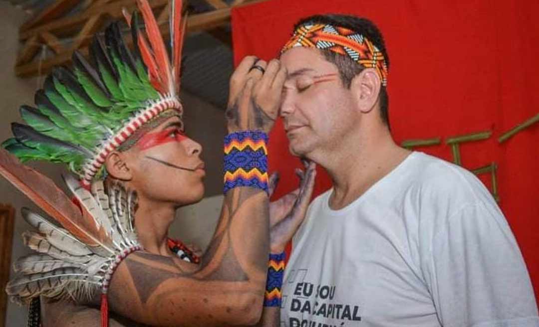  Vivendo indecisão da escolha do vice, Gladson participa de festival indígena e fala em renovação espiritual